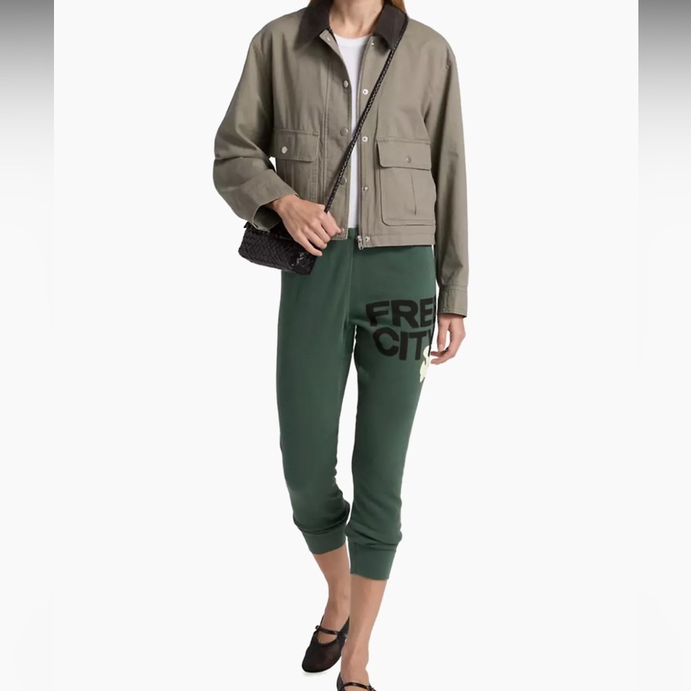 FREECITY Unisex lightweight three-quarter sweatpant in surplus Green. M